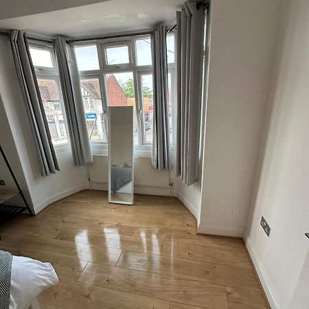 Central & Cozy 3Br Apt - High Chair - Free Parking لندن المظهر الخارجي الصورة